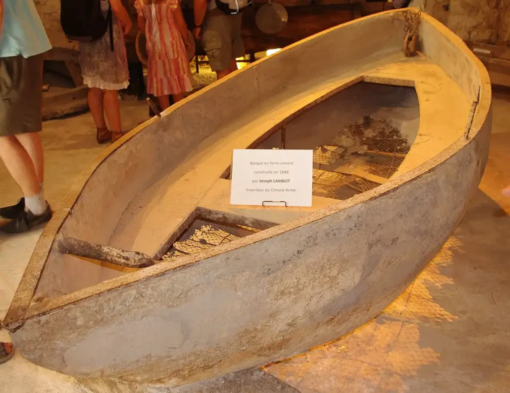 La barque en ciment armé de Joseph Lambot au musée de Brignoles