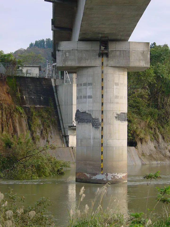 Le flambage d'une poutre d'un pont en béton