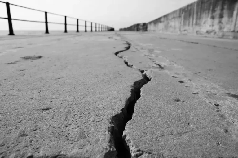 Une grande fissure en béton