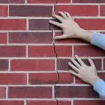 Fissure verticale dans un mur