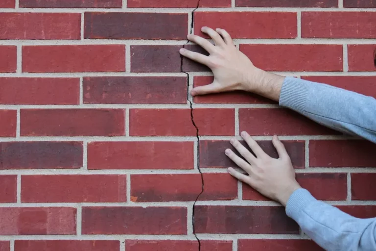 Fissure verticale dans un mur