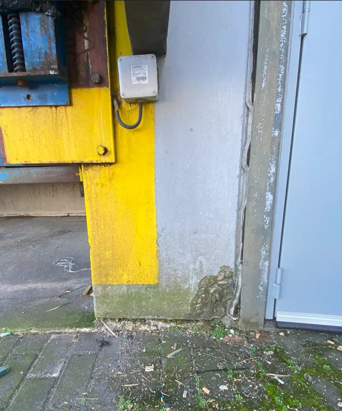 Voile en béton présentant un déplacement visible, révélant une déformation localisée de l'ouvrage.