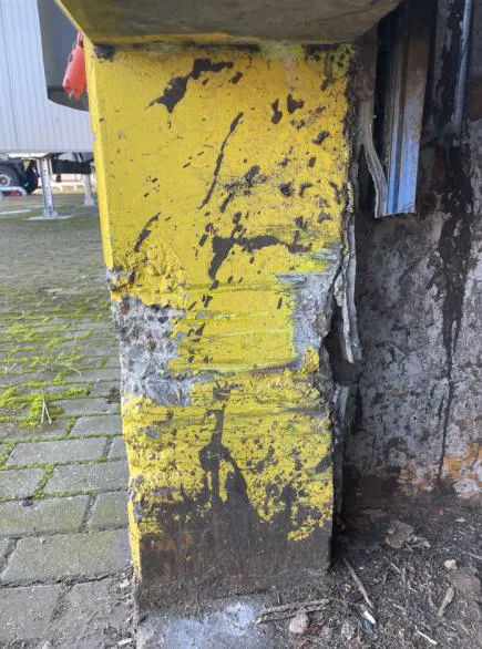Béton présentant des épaufrures et des éclats avec dégradation localisée de la surface.