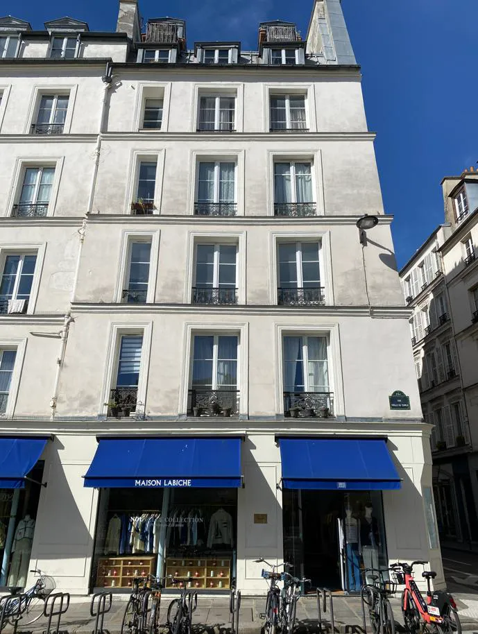Plancher en bois d'un bâtiment ancien faisant l'objet d'une étude de capacité portante afin d'évaluer ses performances structurelles.