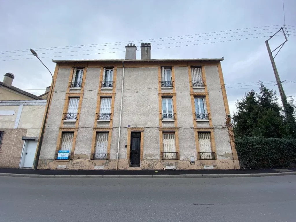 Vue d'un immeuble d'habitation faisant l'objet d'une évaluation de son état structurel et de l'analyse des désordres apparents.