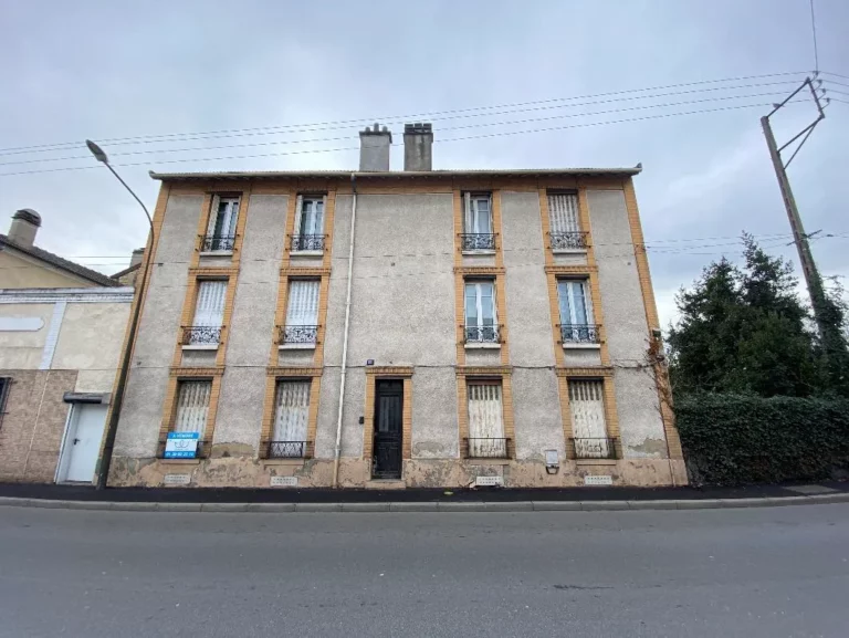 Vue d'un immeuble d'habitation faisant l'objet d'une évaluation de son état structurel et de l'analyse des désordres apparents.