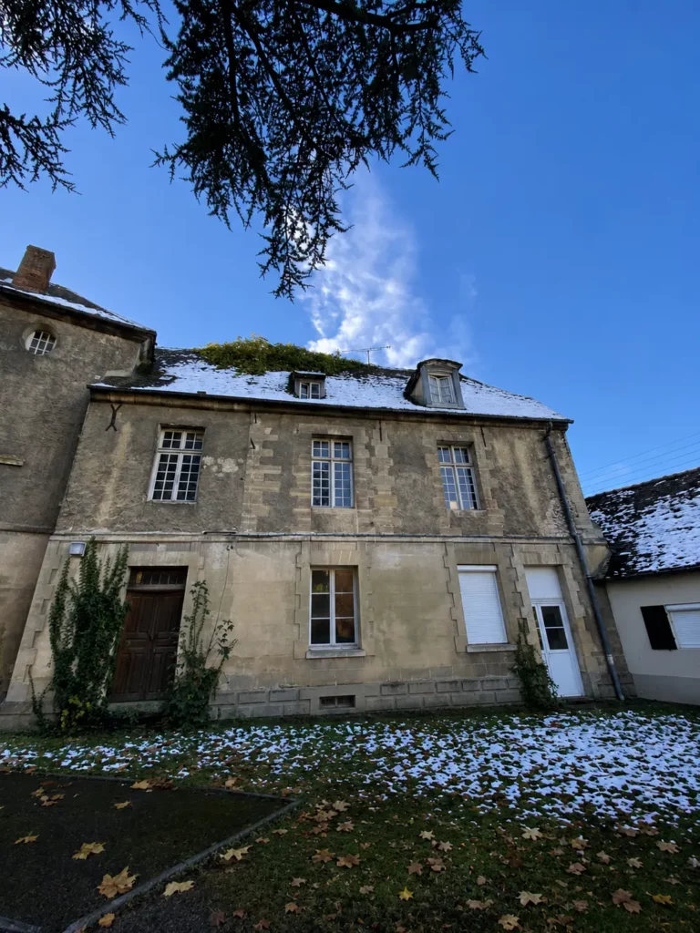 Vue générale d'un bâtiment faisant l'objet d'une expertise structurelle visant à évaluer l'état des éléments porteurs.