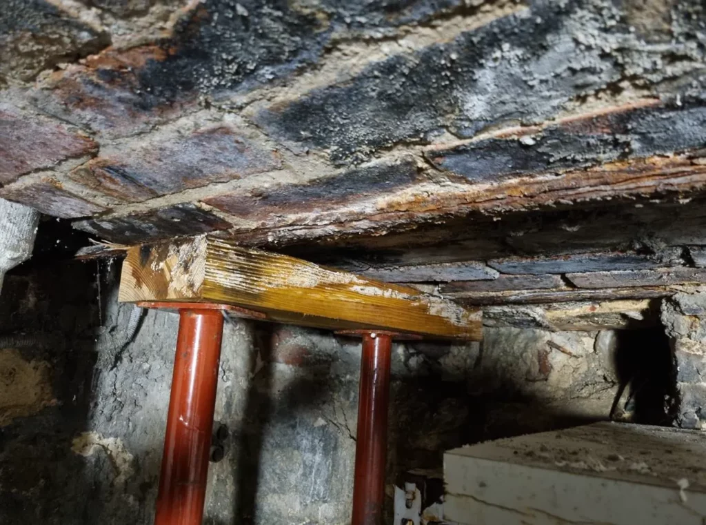 Poutre métallique présentant une corrosion importante avec une altération visible de sa surface.
