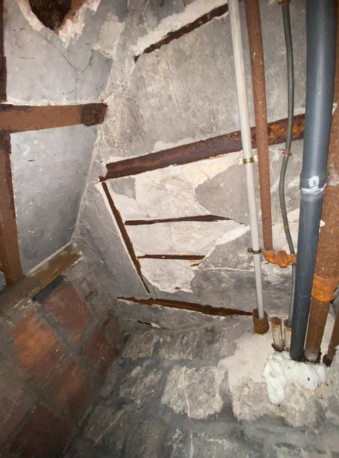 Aciers d'armature apparents fortement corrodés à la suite de l'altération du béton d'enrobage.