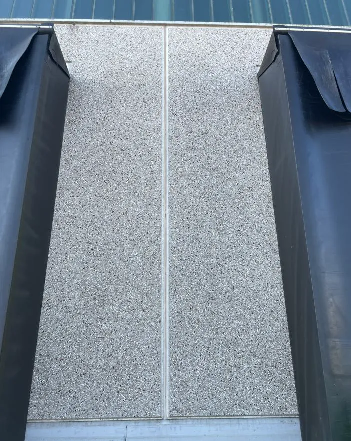 Vue détaillée d'un joint de dilatation présentant un défaut d'étanchéité avec signes visibles de dégradation.