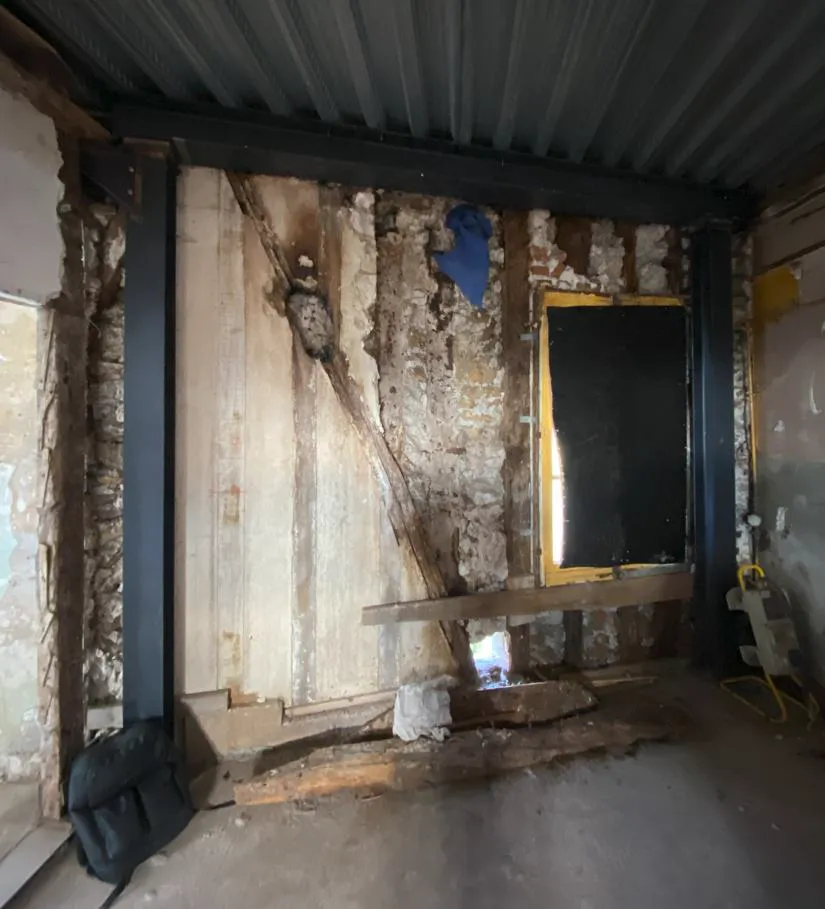Poteau et élément de contreventement présentant des traces de calcination à la suite d'un incendie.
