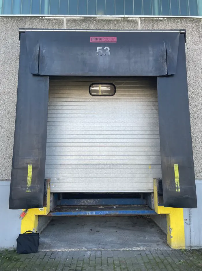 Quai de chargement de type butée utilisé pour l'accostage des poids lourds dans un entrepôt logistique.