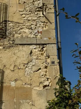 Enduit de façade présentant un soulèvement localisé avec décollement visible du revêtement extérieur.