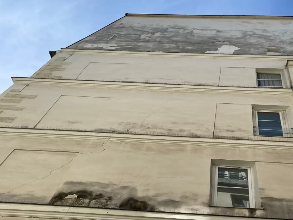 Façade équipée de tirants métalliques assurant le maintien et la stabilité de la structure.